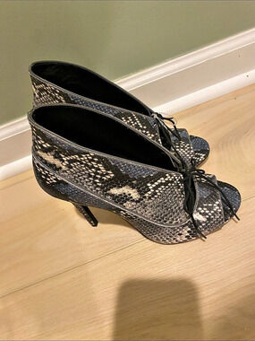 Pour La Victoire Vika Peep Toe Bootie Snake Print Heels US 7.5